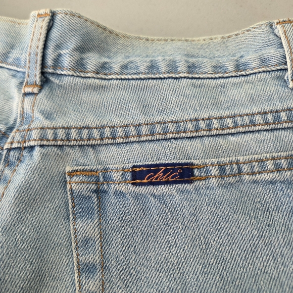 Vintage Chic Women’s Light Wash Cuffed Denim Shorts Size 7 High Rise 90s - Picture 3 of 11